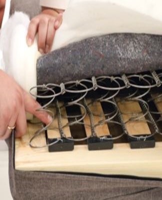 The base of the spring block is completely replaced if defects or malfunctions are detected.