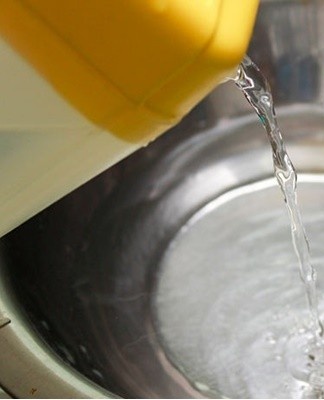 To wash off the chandelier, you need to collect a certain amount of water at room temperature in a bowl.