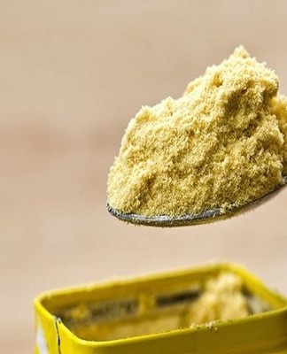 The ingredients are mixed so that there are no lumps, and the liquid is poured into the bottle up to the neck.