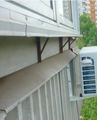 The most common way to secure the air conditioner is to attach the outdoor unit to the parapet.