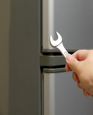 Instructions on how to overtake the refrigerator door with your own hands