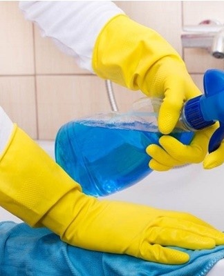 In addition to specialized acrylic cleaners, folk remedies demonstrate their effectiveness.