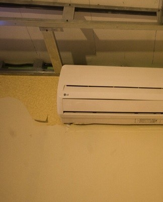 Before dismantling the air conditioner, it is necessary to drain freon from the system.