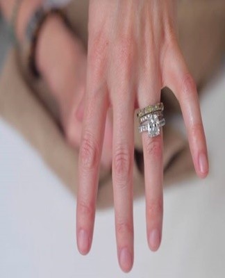 Items are washed in soapy water, dried with a towel, the diamond is wiped with a velvet cloth.