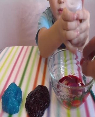 A thickener such as sodium tetraborate is not added in spoonfuls, but in drops, since it has a stronger effect.