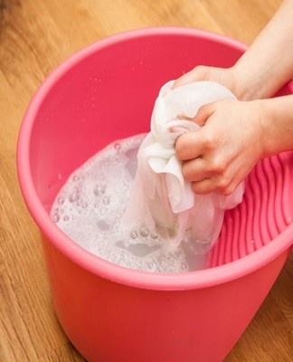 Rules and methods for washing a t-shirt by hand at home