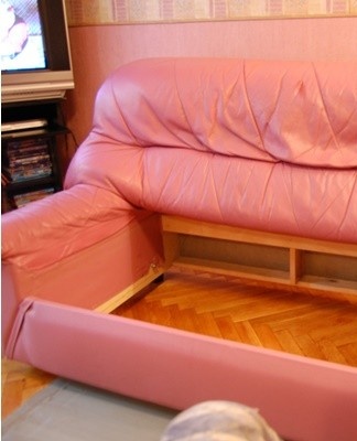 Damaged strips are bent until they completely come out of the fastening grooves, after which a new part is installed in their place.