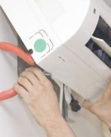 How to remove the air conditioner from the wall with your own hands during repairs