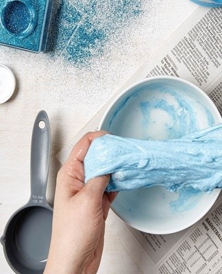 When making a slime, it is important to introduce the ingredients in the correct order and to mix them well.
