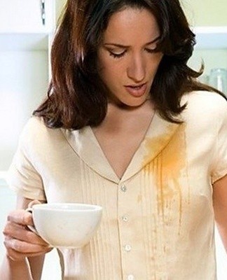 When removing stains from clothes, it is worth taking into account some of the characteristic features of white and colored things.