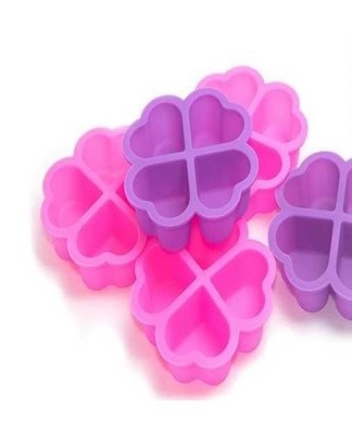 The silicone dishes do not melt in the oven, do not deteriorate in the freezer or in the microwave.