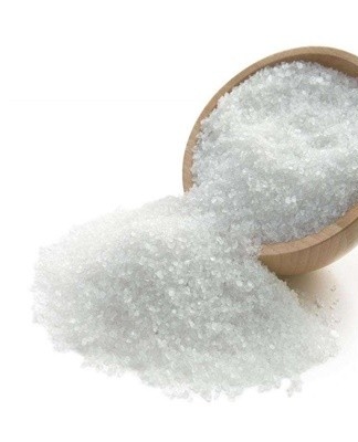 A glass of salt is dissolved in a bucket of water, and the onions are poured under the root.