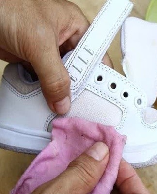 The product is applied to the shoes with a sponge and rubbed into the surface until foam forms.