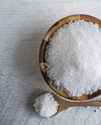 Salt absorbs substances that make the skin smell bad.