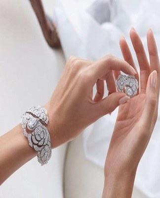 It is not recommended to wipe white metal products with baking soda, the substance scratches the surface and reduces shine.