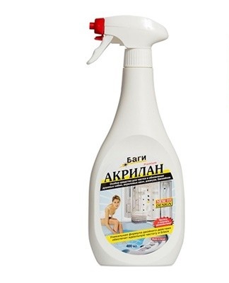 Cleaning the surface of a plastic bathtub with Acrylan is pure pleasure.