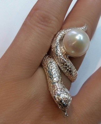 Remove jewelry during household chores to avoid exposure to chemicals.