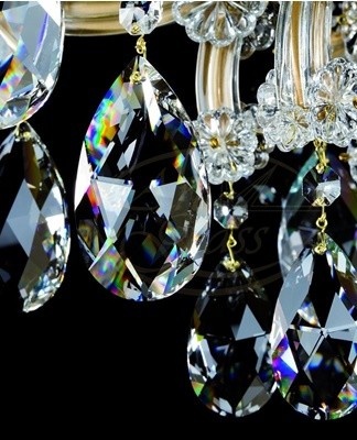 Salt, soda, powder should not be used to wash the crystal lamp.