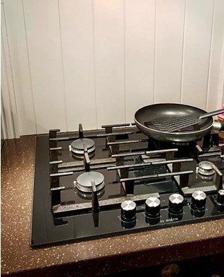 If the grid is stainless steel, it can be placed in the dishwasher.