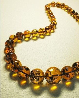 It is forbidden to clean the jewelry with an amber steam generator or hot steam.