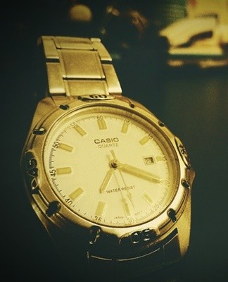 When a person wears a watch for a long time without cleaning the strap from dirt, pathogenic microorganisms accumulate in it, sweat is absorbed.