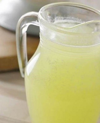 After diluting a few tablespoons of salt in a glass of whey, a solution is obtained to remove oxides from a copper turkey.