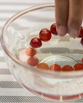 If simple polishing does not help, a salt bath is done for amber items