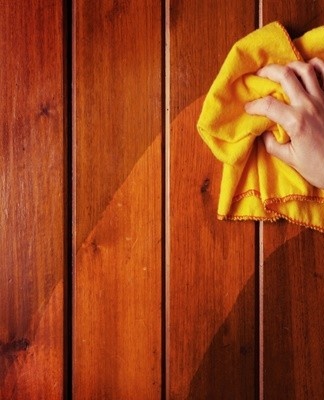 To remove streaks from shiny surfaces, use a mixture of water and ammonia, taken in a 6:1 ratio.