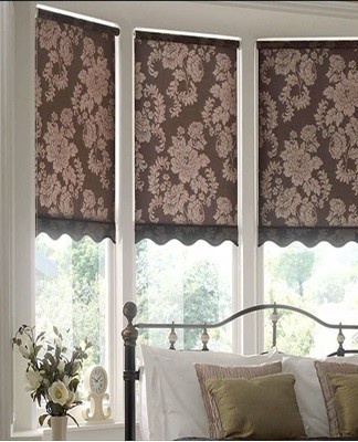 Unpretentious simplicity, unnecessary furniture is complemented by Roman curtains, rolled fabric stripes, blinds.