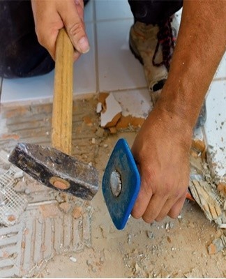The main methods of dismantling tiles from the walls of the bathroom