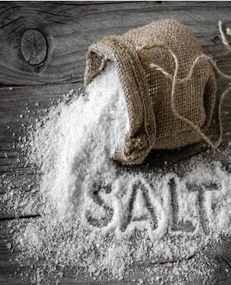 A solution saturated with salt perfectly removes not only odors, but also fatty stains from fish.