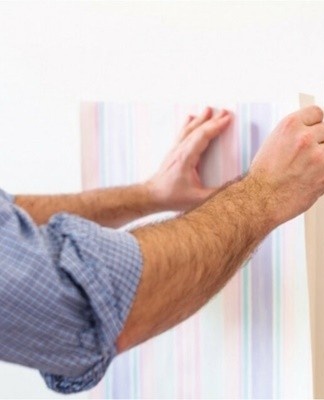 Some varieties dry faster, while others can be glued even without pretreating the walls with glue.