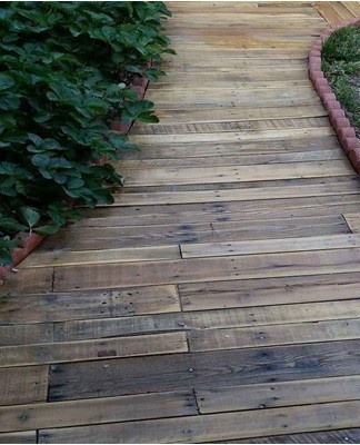 If a curb is planned along the path, then this structure is erected before laying the cuts.