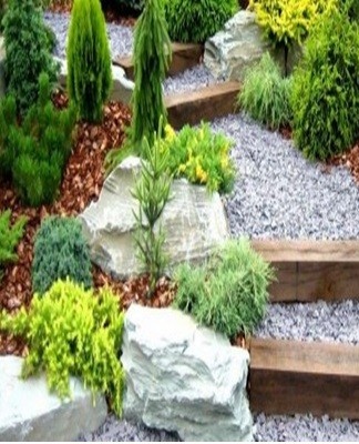 The flooring is made of loose materials: sand, gravel, gravel, sawdust.