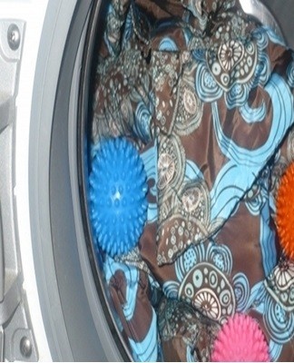 To increase the efficiency of the procedure, it is worth using balls for washing.