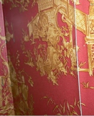 First, you need to peel off the old wallpaper that has peeled off the wall and remove all debris from the surface.