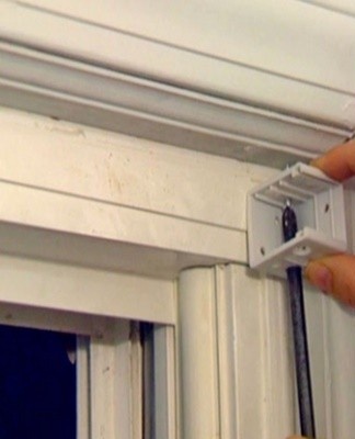 Three brackets are enough to install the brackets in a concrete wall.