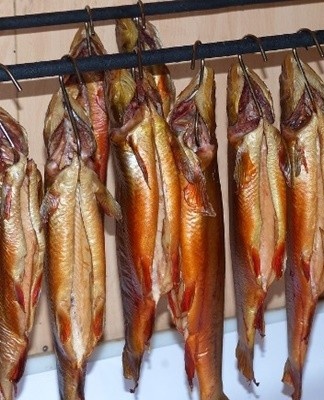 The fresh smoked delicacies can be tasted with pleasure on a picnic or on a hike.