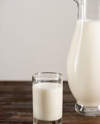 You can get rid of a fresh spot with a home remedy by pouring milk, yogurt on it and leaving it for 1 hour.