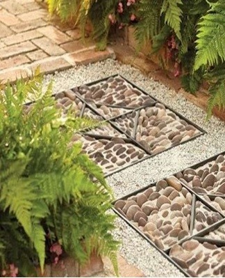 Garden paths can be used to landscape the surroundings of the house