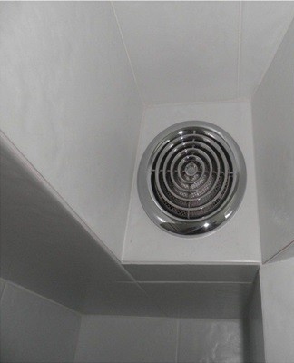 The indicator light activates the hood by itself by reacting to the switching on of the light in the bathroom.