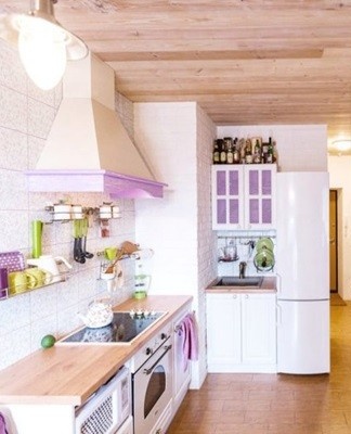 Starting the decoration of the interior of the kitchen, they select materials such as wood, natural stone.