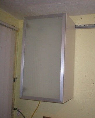 In addition to the standard method, the helmet is often mounted on hook canopies with mounting rails.