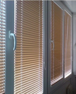 Many models of horizontal curtains require additional ties on the sides.