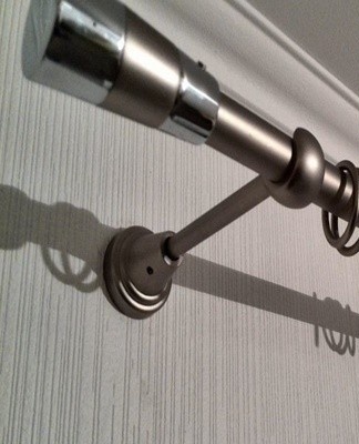 Depending on the style of the interior and your own preferences, you should choose a cornice with a design that you like.