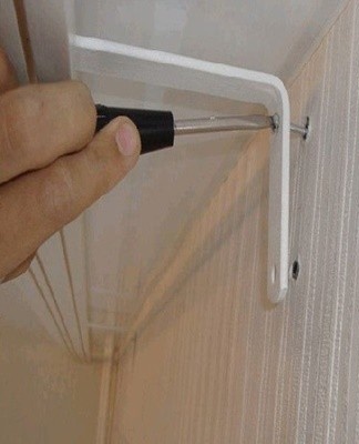 The process of installing a wall cornice involves the sequential implementation of a number of actions.