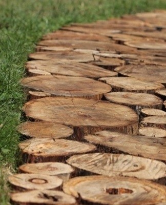 When choosing the material for garden paths, it is recommended to take into account the features of a particular site