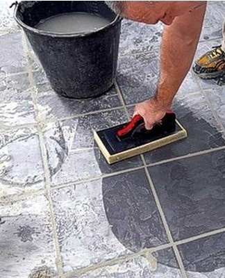 A solution of vinegar and water, diluted in a ratio of 50 to 50, helps fight the dirt stuck in the tile.