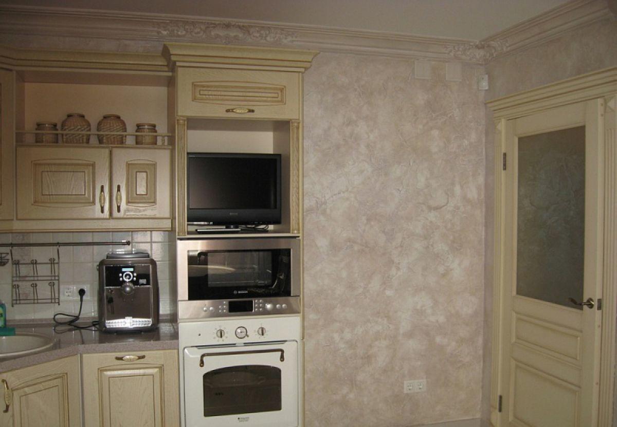The beige and cream color of the plaster is in harmony with the wooden furniture