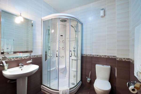 The glazed cabin, consisting of an angle, is installed on the ground or at low elevation.